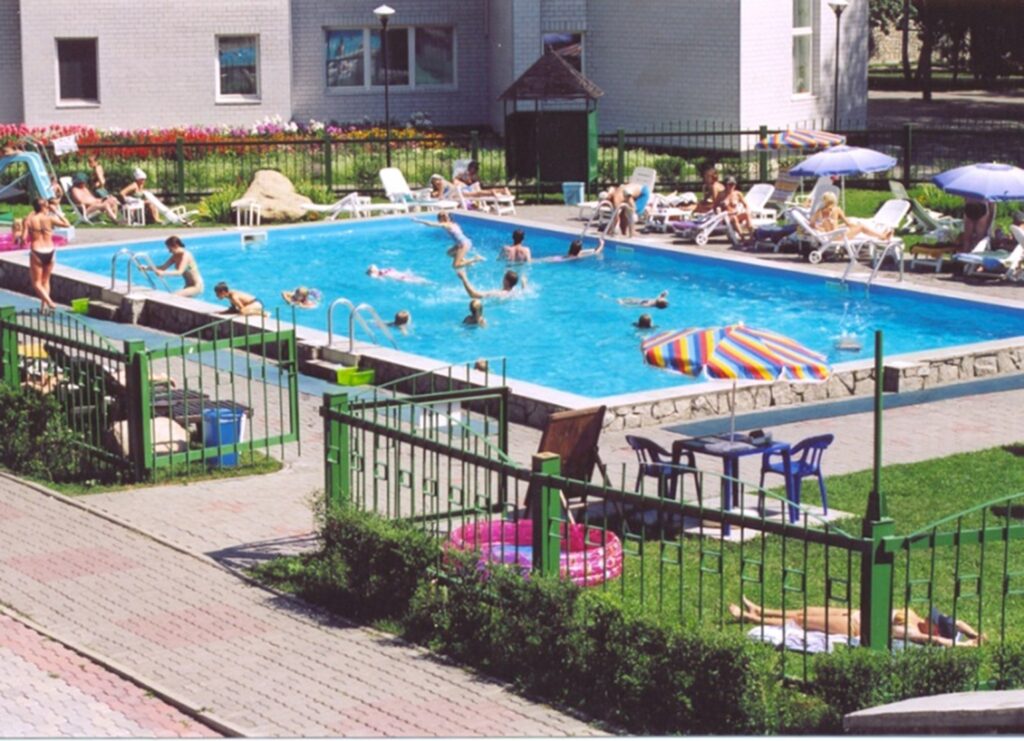 2000 г., открытый плавательный бассейн с зоной отдыха