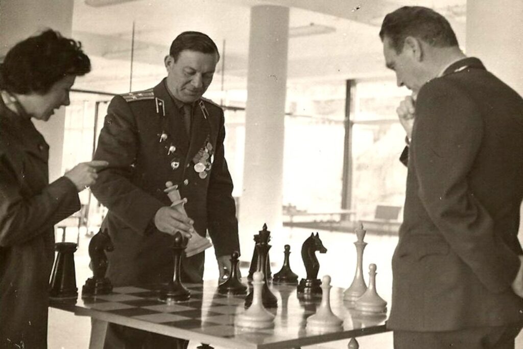 Космонавты играют в шахматы, 1970 год